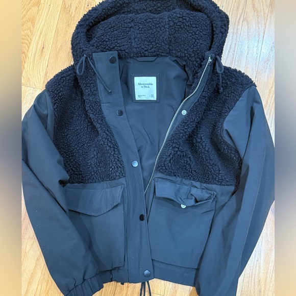 Abercrombie & Fitch Jackets & Blazers - Abercrombie & Fitch cropped black jacket